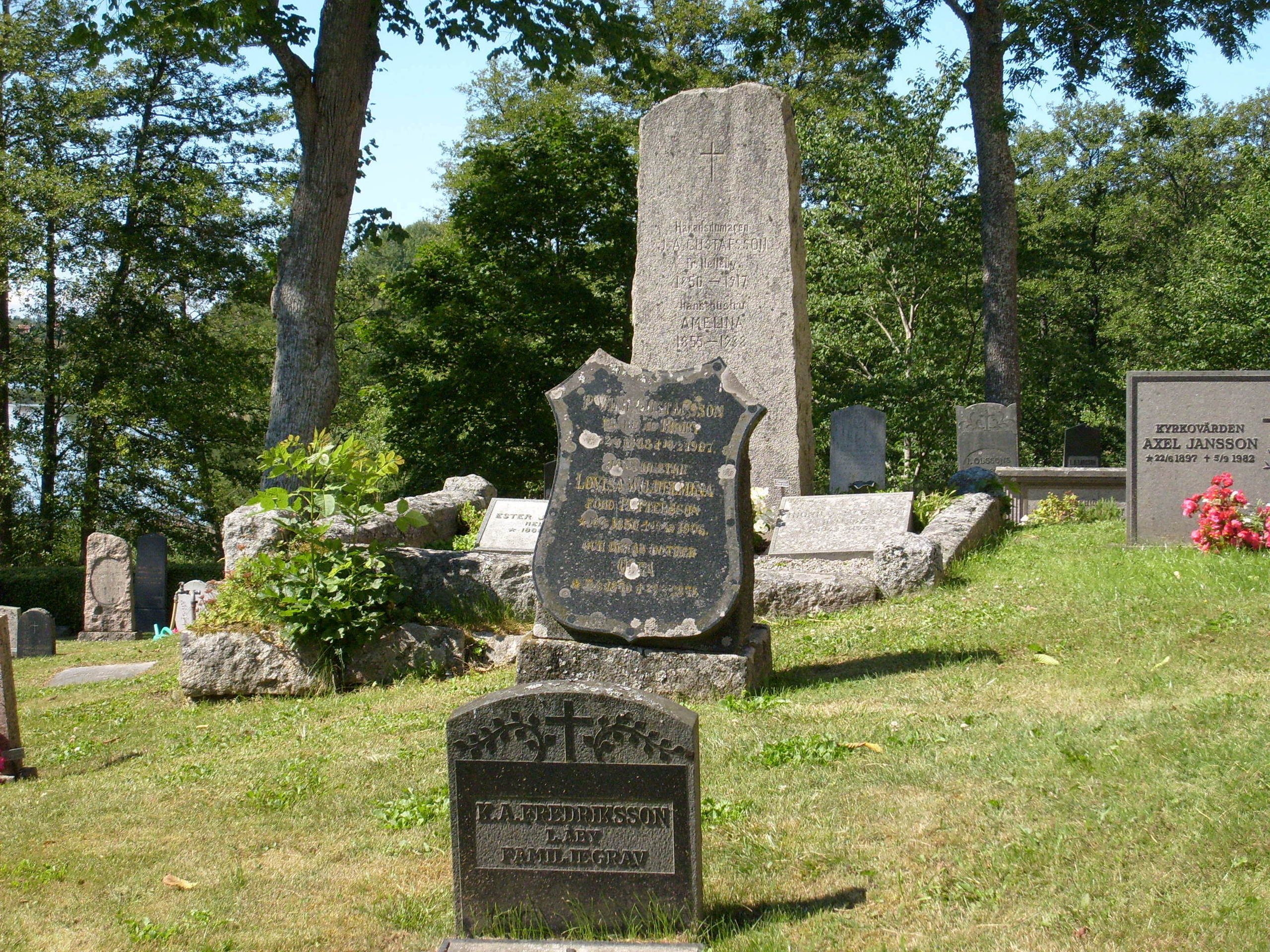 Graves-in-Sweden-cemeteries-and-graveyards-1912559-2560-1920.jpg